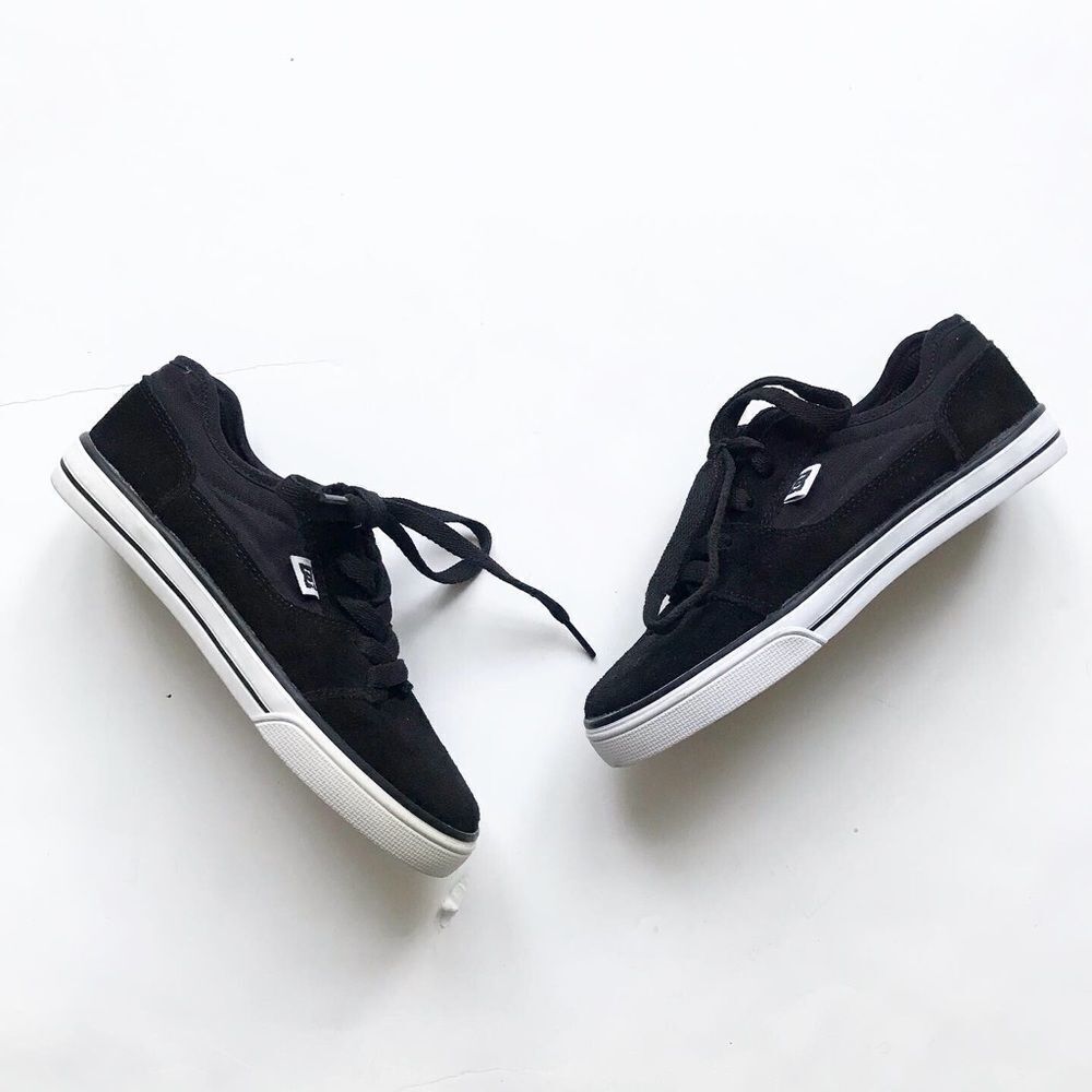D&C NWOB black lace up sneakers size 1 youth